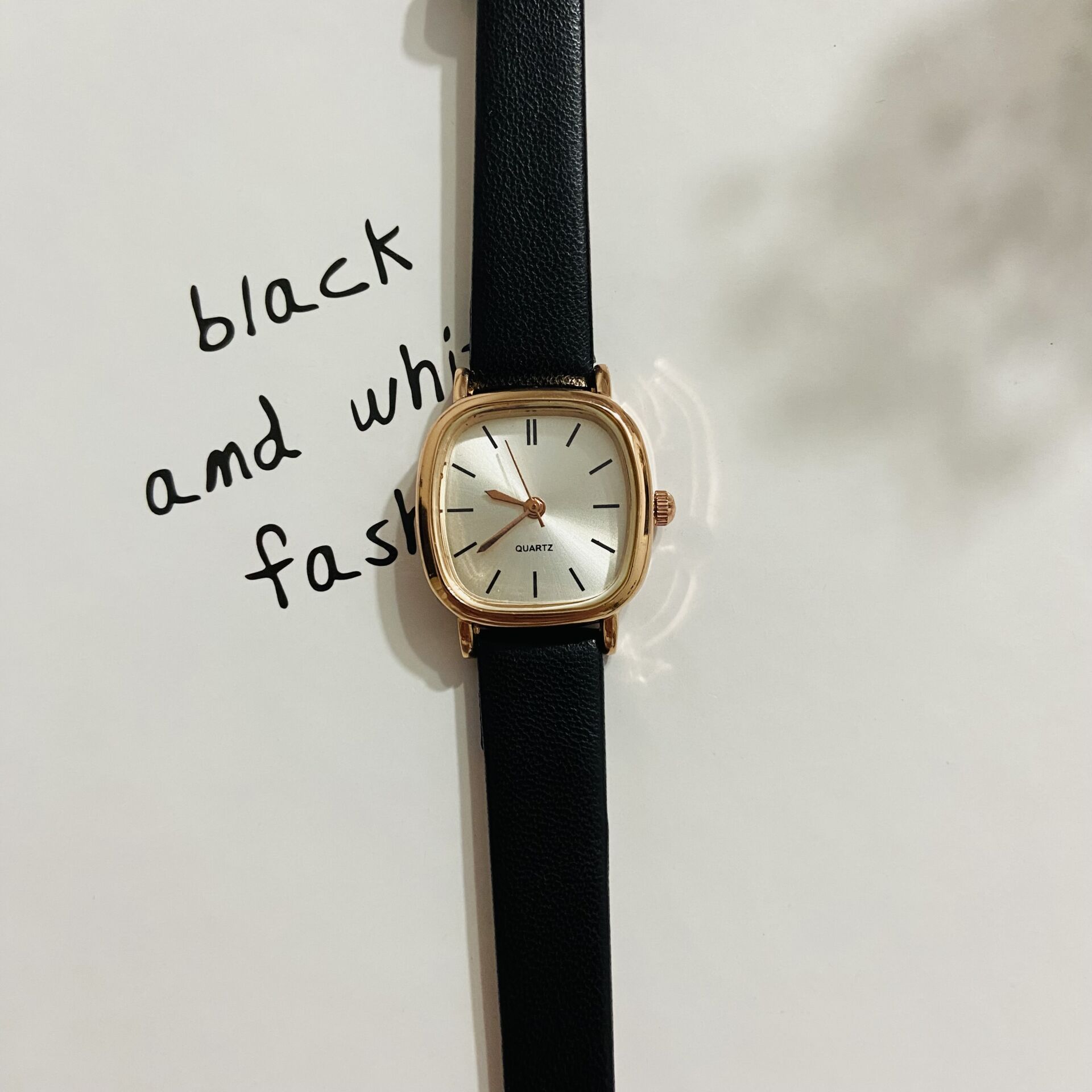 Siyah Retro Oval Saat