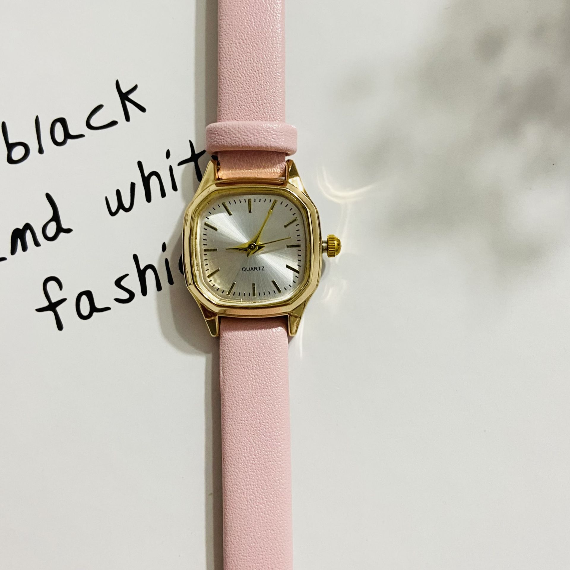 Pembe Retro Oval Saat