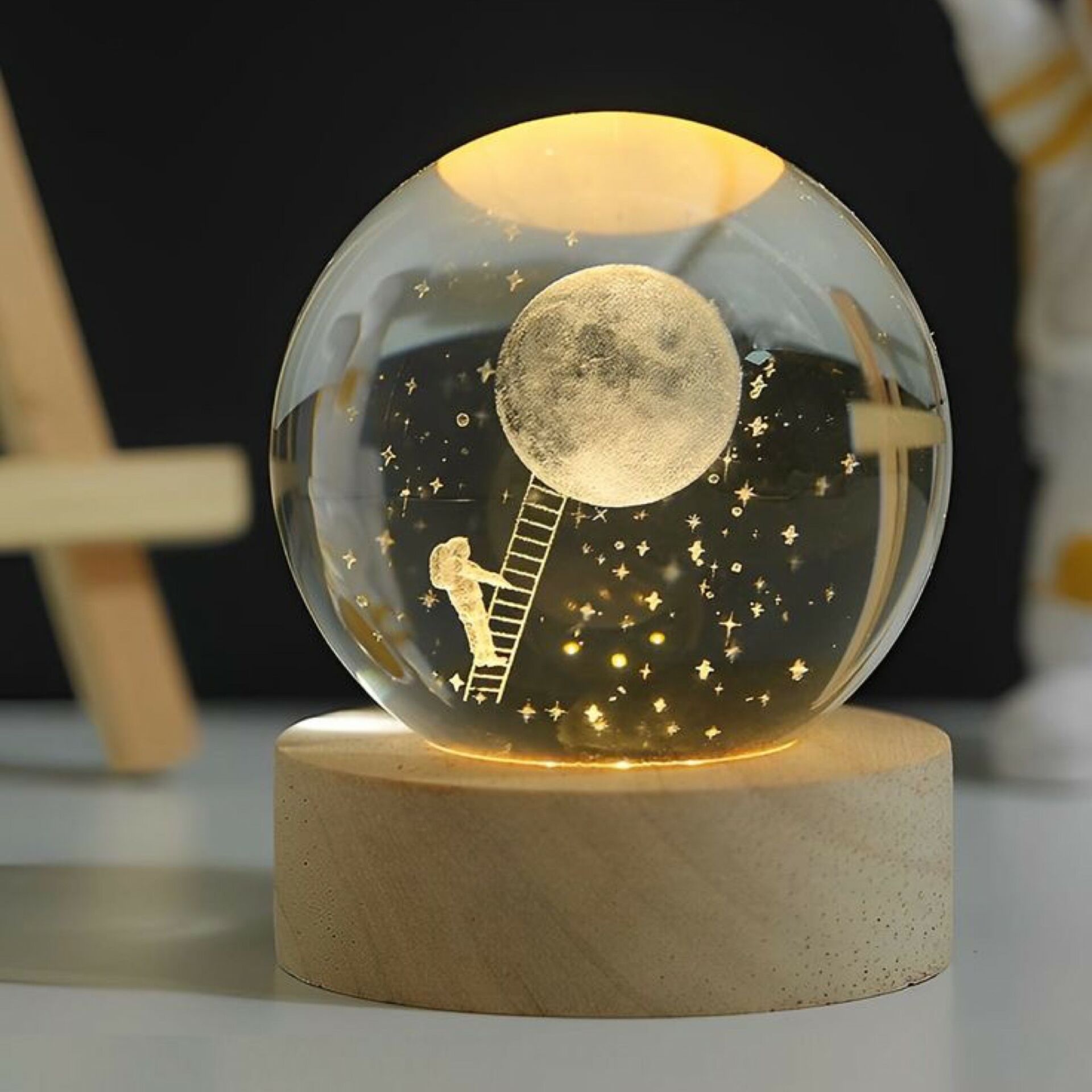 Ahşap Stand'lı Astronot Cam Küre